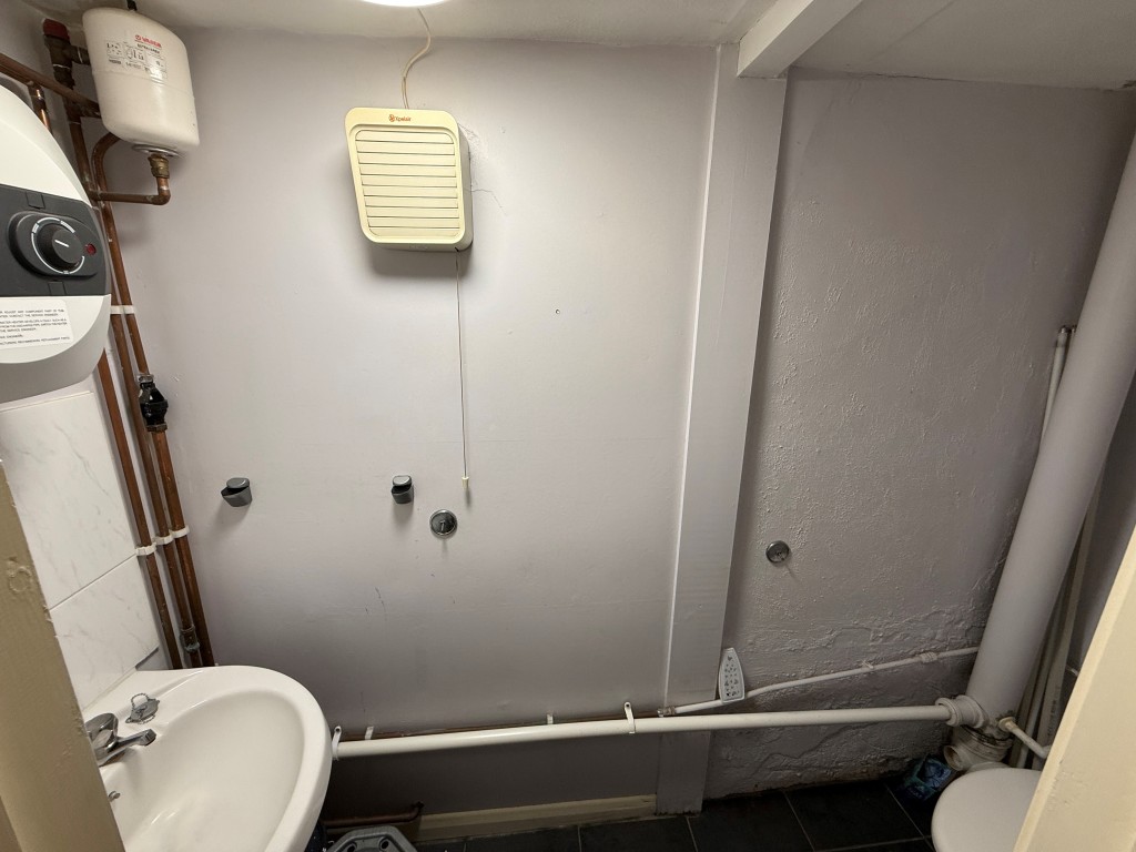 Lot: 33 - MIXED USE PROPERTY COMPRISING SHOP AND THREE-BEDROOM COTTAGE - Shop - W.C.